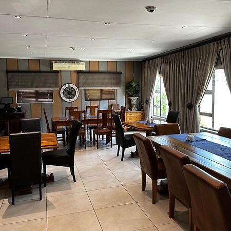 Meyers Guesthouse Jwaneng Bagian luar foto