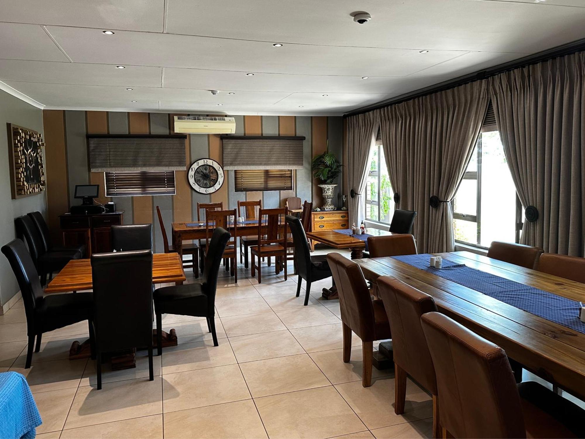 Meyers Guesthouse Jwaneng Bagian luar foto