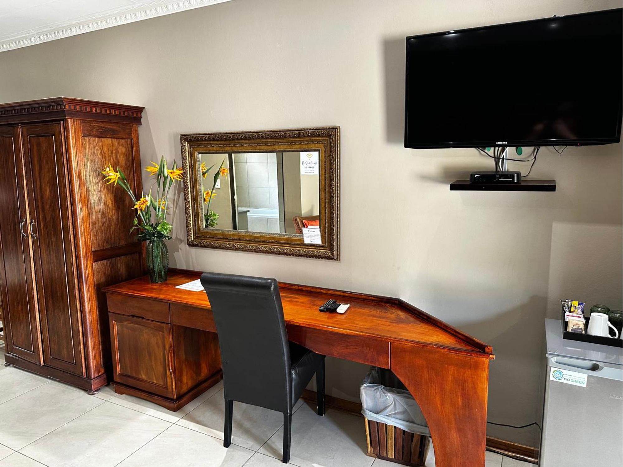Meyers Guesthouse Jwaneng Bagian luar foto