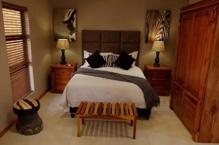 Meyers Guesthouse Jwaneng Bagian luar foto